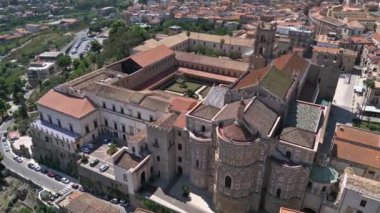 Monreale Katedrali ve Cennet Manastırı yukarıdan, Palermo, Sicilya.