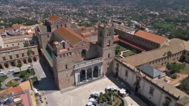 Monreale Katedrali ve Cennet Manastırı yukarıdan, Palermo, Sicilya.