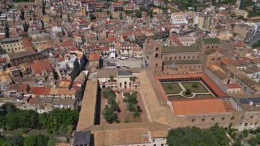 Monreale Katedrali ve Cennet Manastırı yukarıdan, Palermo, Sicilya.