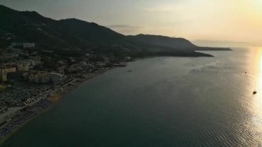 Cefalu Körfezi. El değmemiş deniz ve Norman sanatı. Doğaya ve antik tarihe gömülmüş. Sicilya Rüyası.
