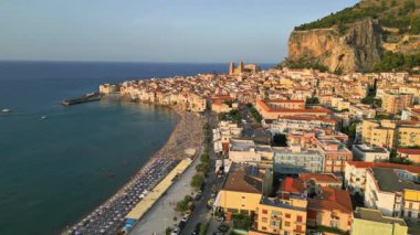 Cefalu Körfezi. El değmemiş deniz ve Norman sanatı. Doğaya ve antik tarihe gömülmüş. Sicilya Rüyası.