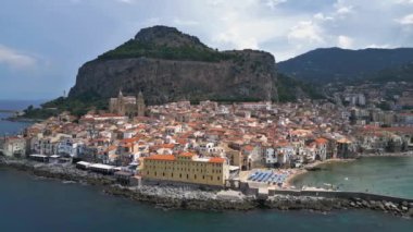 Cefalu Körfezi. El değmemiş deniz ve Norman sanatı. Doğaya ve antik tarihe gömülmüş. Sicilya Rüyası.