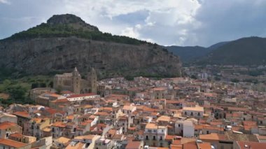 Cefalu Körfezi. El değmemiş deniz ve Norman sanatı. Doğaya ve antik tarihe gömülmüş. Sicilya Rüyası.