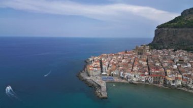 Cefalu Körfezi. El değmemiş deniz ve Norman sanatı. Doğaya ve antik tarihe gömülmüş. Sicilya Rüyası.