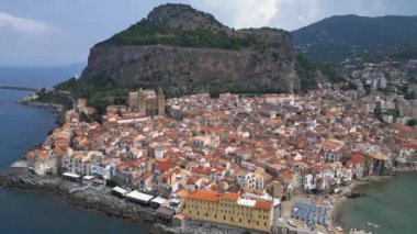 Cefalu Körfezi. El değmemiş deniz ve Norman sanatı. Doğaya ve antik tarihe gömülmüş. Sicilya Rüyası.