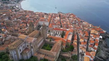 Cefalu Körfezi. El değmemiş deniz ve Norman sanatı. Doğaya ve antik tarihe gömülmüş. Sicilya Rüyası.