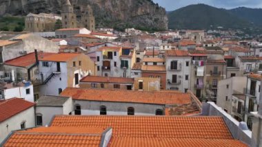 Cefalu şehir binaları. Doğaya ve antik tarihe gömülmüş. Sicilya Rüyası.