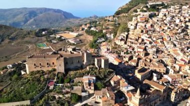 Kadim güçlendirilmiş köy ve Caccamo kalesi. Sicilya.