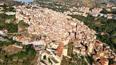 Kadim güçlendirilmiş köy ve Caccamo kalesi. Sicilya.
