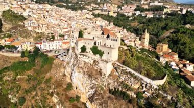Kadim güçlendirilmiş köy ve Caccamo kalesi. Sicilya.