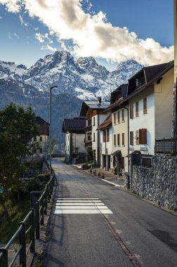 Sonbahar Collina ve Forni Avoltri. Köy evleri. Julian Alps ve Fontanone di Goriuda