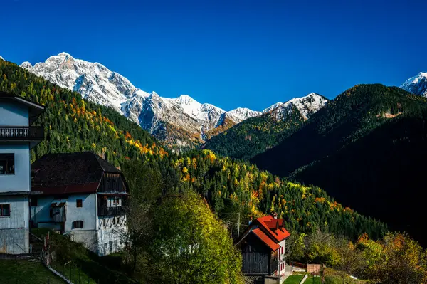 Sonbahar Collina ve Forni Avoltri. Köy evleri. Julian Alps ve Fontanone di Goriuda