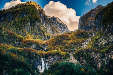 Val Raccolana 'da sonbahar. Şelaleler ve dereler. Julian Alps ve Fontanone di Goriuda