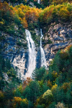 Val Raccolana 'da sonbahar. Şelaleler ve dereler. Julian Alps ve Fontanone di Goriuda