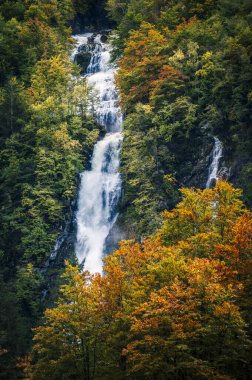 Val Raccolana 'da sonbahar. Şelaleler ve dereler. Julian Alps ve Fontanone di Goriuda