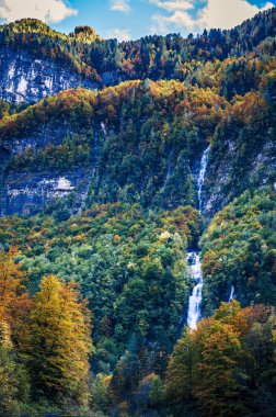 Val Raccolana 'da sonbahar. Şelaleler ve dereler. Julian Alps ve Fontanone di Goriuda