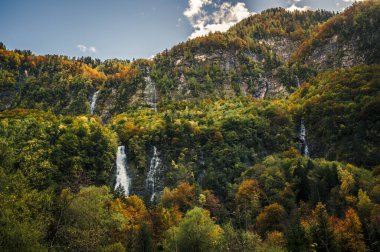 Val Raccolana 'da sonbahar. Şelaleler ve dereler. Julian Alps ve Fontanone di Goriuda