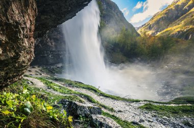 Val Raccolana 'da sonbahar. Şelaleler ve dereler. Julian Alps ve Fontanone di Goriuda
