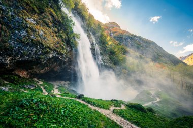 Val Raccolana 'da sonbahar. Şelaleler ve dereler. Julian Alps ve Fontanone di Goriuda