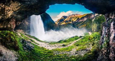 Val Raccolana 'da sonbahar. Şelaleler ve dereler. Julian Alps ve Fontanone di Goriuda