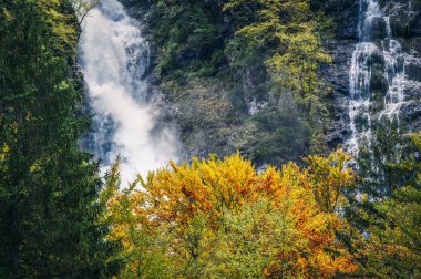 Val Raccolana 'da sonbahar. Şelaleler ve dereler. Julian Alps ve Fontanone di Goriuda