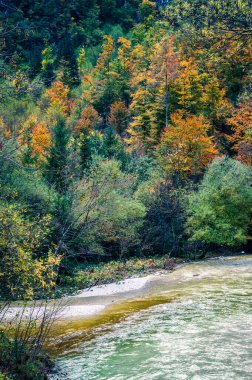 Val Raccolana 'da sonbahar. Şelaleler ve dereler. Julian Alps ve Fontanone di Goriuda