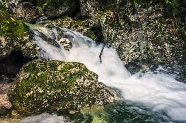 Val Raccolana 'da sonbahar. Şelaleler ve dereler. Julian Alps ve Fontanone di Goriuda