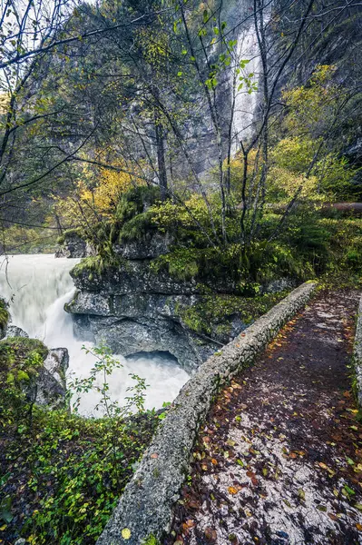 Val Raccolana 'da sonbahar. Şelaleler ve dereler. Julian Alps ve Fontanone di Goriuda