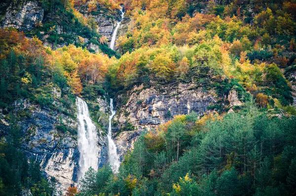 Val Raccolana 'da sonbahar. Şelaleler ve dereler. Julian Alps ve Fontanone di Goriuda