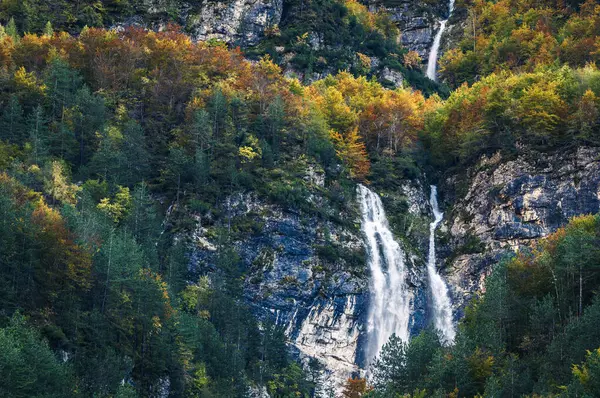 Val Raccolana 'da sonbahar. Şelaleler ve dereler. Julian Alps ve Fontanone di Goriuda