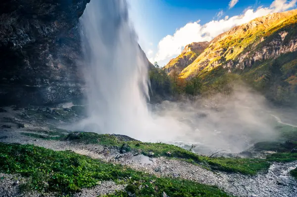 Val Raccolana 'da sonbahar. Şelaleler ve dereler. Julian Alps ve Fontanone di Goriuda