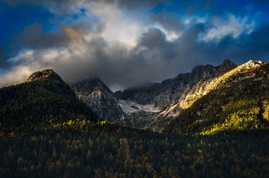 Val Raccolana 'da sonbahar. Dağlardaki orman ağaçları. Julian Alps ve Fontanone di Goriuda