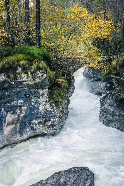 Val Raccolana 'da sonbahar. Şelaleler ve dereler. Julian Alps ve Fontanone di Goriuda