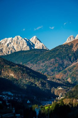 Val Degano 'da sonbahar. Yumurtalık ve onun karakteristik köyleri. Yüz pencereli evler.