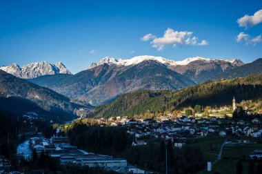 Val Degano 'da sonbahar. Yumurtalık ve onun karakteristik köyleri. Yüz pencereli evler.