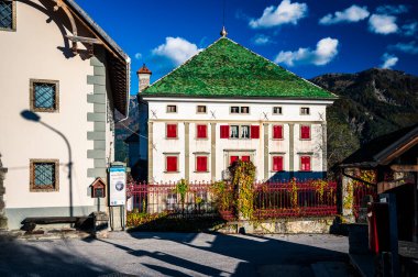 Val Degano 'da sonbahar. Yumurtalık ve onun karakteristik köyleri. Yüz pencereli evler.