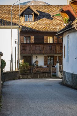 Val Degano 'da sonbahar. Yumurtalık ve onun karakteristik köyleri. Yüz pencereli evler.