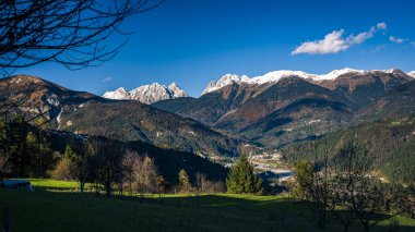 Val Degano 'da sonbahar. Yumurtalık ve onun karakteristik köyleri