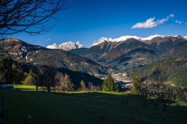 Val Degano 'da sonbahar. Yumurtalık ve onun karakteristik köyleri