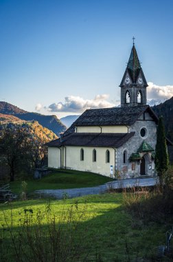 Val Degano 'da sonbahar. Yumurtalık ve onun karakteristik köyleri. Yüz pencereli evler.