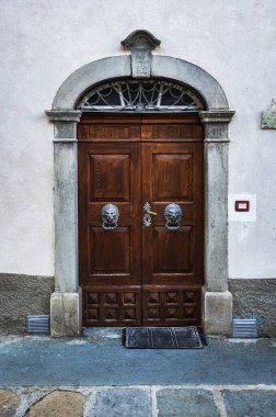 Val Degano 'da sonbahar. Yumurtalık ve onun karakteristik köyleri. Yüz pencereli evler.