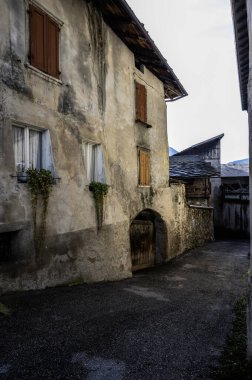 Levico kasabası, Trentino 'nun incisi. Noel pazarları ve doğum sahneleri sokaklar boyunca.