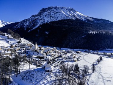 Resia Gölü 'ndeki Curon Venosta antik çan kulesinin üstünden bak.