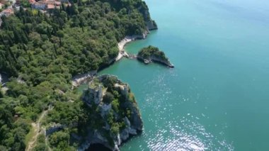 Duino Kaleleri ve Tepedeki Kayalıklar. Deniz Üzerinde Askıya Alınan Rüya Görüntüleri.