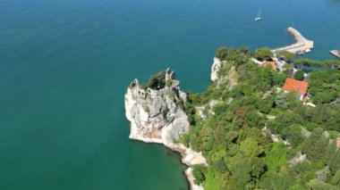 Duino Kaleleri ve Tepedeki Kayalıklar. Deniz Üzerinde Askıya Alınan Rüya Görüntüleri.
