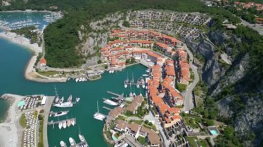 Uçurumlar ve deniz manzaralı Trieste kıyıları. Deniz kenarındaki köyler ve kirlenmemiş doğa arasında. Portopiccolo