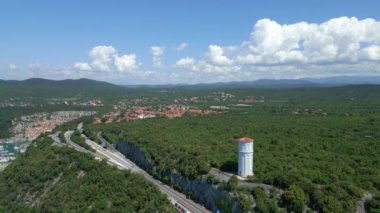 Uçurumlar ve deniz manzaralı Trieste kıyıları. Deniz kenarındaki köyler ve kirlenmemiş doğa arasında. Portopiccolo