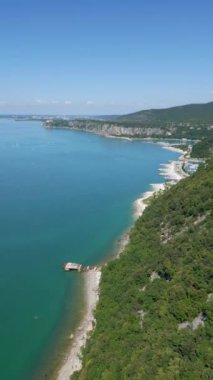 Uçurumlar ve deniz manzaralı Trieste kıyıları. Deniz kenarındaki köyler ve kirlenmemiş doğa arasında. Portopiccolo