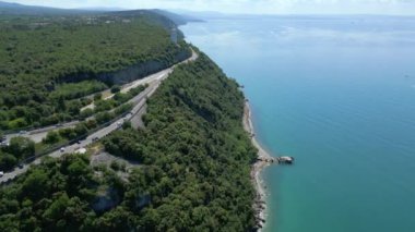 Uçurumlar ve deniz manzaralı Trieste kıyıları. Deniz kenarındaki köyler ve kirlenmemiş doğa arasında. Portopiccolo