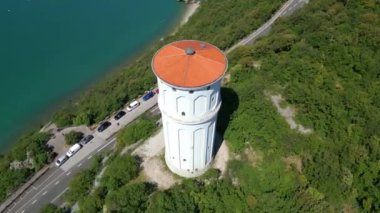 Uçurumlar ve deniz manzaralı Trieste kıyıları. Deniz kenarındaki köyler ve kirlenmemiş doğa arasında. Portopiccolo